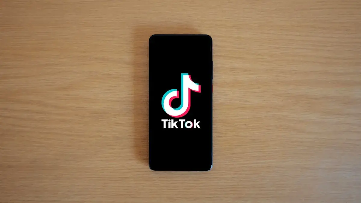 Celular exibindo o TikTok durante uma pesquisa de anúncios e criativos