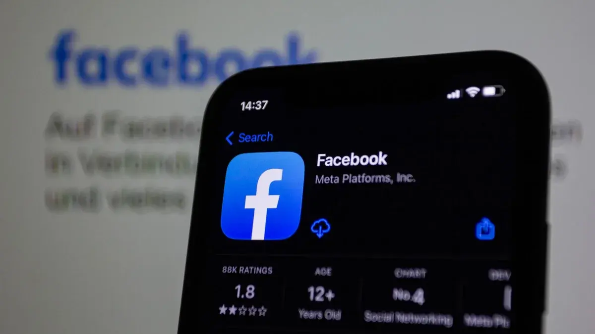 Celular exibindo o aplicativo do Facebook, usado para acessar a Biblioteca de Anúncios