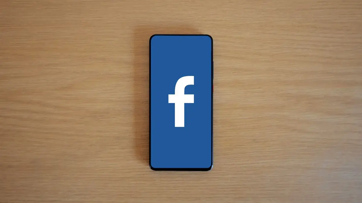 Celular com o Facebook usado em uma pesquisa de anúncios de concorrentes