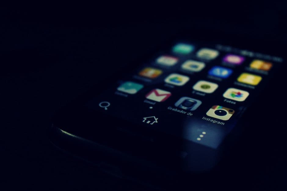 Smartphone exibindo varios aplicativos na tela inicial